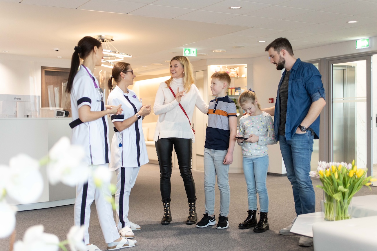 Sairaala, Sairaala — Health Clinic Laihdutusklinikka Meille on tärkeää, että tunnet olosi luonamme turvalliseksi. Takaamme asiakkaillemme turvallisen ja viihtyisän sairaala ympäristön. Kaikki leikkaukset tehdään Viron uusimmassa ja suurimmassa yksityissairaalassa. Sairaalassa on 4-leikkaussalia. Vaikka sairaala on näinkin suuri, ilmapiiri on silti rauhallinen ja potilaan yksityisyyttä kunnioittava. Myös kaikkien tilojen ja potilashuoneiden suunnittelussa ja sisustuksessa on pyritty huomioimaan viihtyisyys. Et tunne olevasi laitoksessa, vaan levollisuutta tarjoavassa ympäristössä. Käytössäsi on 1-hengen potilashuone. Henkilökunta on asiansa osaava ja ystävällinen. Leikkausta odotellessasi ja leikkauksesta toipuessasi, voit nauttia Tallinnan panoraama näkymästä. Odotamme sinua!