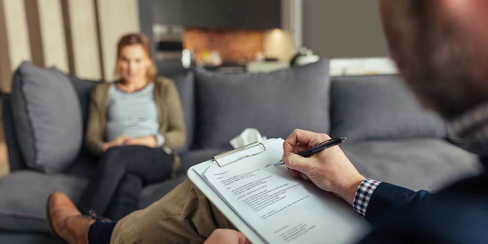 Lyhytterapiasta muutosvoimaa, Lyhytterapiasta muutosvoimaa — Health Clinic Laihdutusklinikka Lyhytterapia on luottamuksellista keskusteluapua ja matalan kynnyksen palvelu. Lyhytterapiassa on useimmiten selkeä rakenne ja selvästi muotoiltu tavoite. Se sopii parhaiten mielen oireiluun, joka ei ole vielä pahasti kroonistunut. Tyypilliset syyt hakeutua lyhytterapiaan ovat erilaiset kriisit tai selkeärajaiset ongelmat ja mielenterveydelliset haasteet.